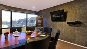 Boardroom met veel daglicht en water en fruit op tafel